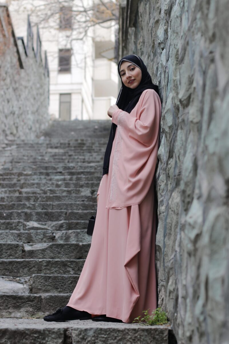 مانتو پاییزه ساده زنانه با شال رنگی و استایل پاییزی